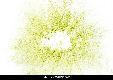 Dettaglio di una polvere di farina Holi gialla fine granuli polvere polline polline su sfondo bianco esposto taglio Foto Stock