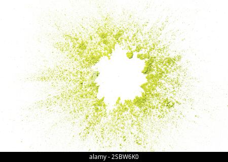 Dettaglio di una polvere di farina Holi gialla fine granuli polvere polline polline su sfondo bianco esposto taglio Foto Stock