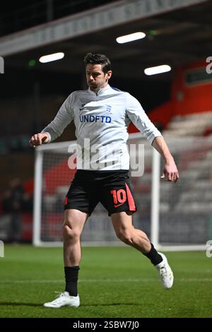 Riscaldati prima del calcio d'inizio, l'attaccante di Birmingham Lukas Jutkiewicz (10) Vertu Trophy Quarter Final Between, Stevenage & Birmingham City al Lamex Stadium, Stevenage, Inghilterra, 4 febbraio 2025. Foto Stock