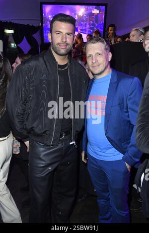 Jay Khan e Oliver Pocher bei der LAMBERTZ LUNEDÌ SERA 2025 Sweet Art im alten Wartesaal am Dom, Koeln. *** Jay Khan e Oliver Pocher al LAMBERTZ LUNEDÌ SERA 2025 Sweet Art nel vecchio Wartesaal am Dom, Colonia Foto Stock