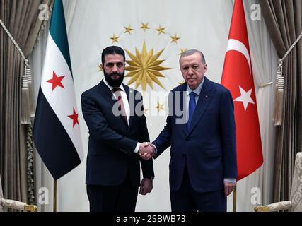 (250204) -- ANKARA, 4 febbraio 2025 (Xinhua) -- il presidente turco Recep Tayyip Erdogan (R) stringe la mano al presidente ad interim della Siria Ahmed al-Sharaa presso il complesso presidenziale di Ankara, T¨¹rkiye, il 4 febbraio 2025. Erdogan e al-Sharaa hanno ribadito martedì il loro impegno a ripristinare pienamente le relazioni e a rafforzare la cooperazione tra i loro due paesi. (Mustafa Kaya/handout via Xinhua) Foto Stock