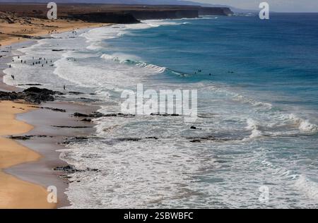Spiaggia di Piedra Playa con scogliere lontane, El Cotillo, Fuerteventura, Isole Canarie, Spagna. Presa novembre 2024 Foto Stock