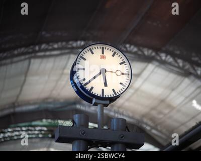 Orologio della Deutsche Bahn (DB) nella stazione centrale. Viene visualizzato il mattino presto o la sera. Le lancette dell'orologio si muovono. Foto Stock