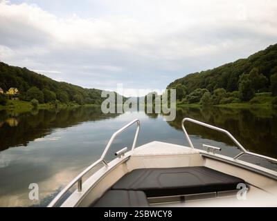 Giro in barca sul fiume Elba attraverso la Svizzera sassone (Sächsische Schweiz). Splendido ambiente del parco nazionale. Foreste verdi sulla riva Foto Stock