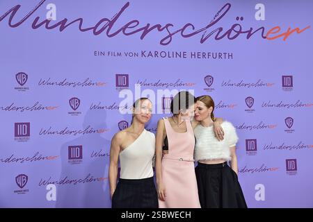 WELT,IERE VON Weltpürtemiere von WUNDERSCHÖNER Anneke Kim Sarnau, Emilia Schuele, Karoline Herfurt Ankunft zur WELT,IERE VON WUNDERSCHÖNER, ein Film von Karoline Herfurthn Berlin, AM 04.02.2025 *** PRIMA MONDIALE DI WUNDERSCHÖNER Anneke Kim Sarnau, Emilia Schuele, Karoline Herfurt arrivo alla PRIMA MONDIALE DI WUNDERSCHÖNER, un film di Karoline Herfurthn Berlin, il 04 02 2025 Photopress Mueller Foto Stock