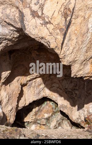 Porta d'ingresso all'ignoto: Ingresso alle grotte e formazioni rocciose Foto Stock