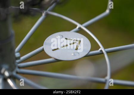 Freccia su un bersaglio da golf a disco che mostra la strada verso il bersaglio successivo Foto Stock