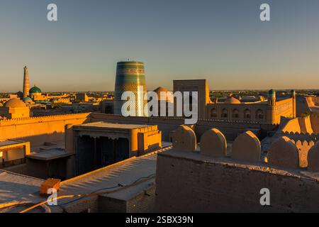 Splendido tramonto sull'Itchan Kala dell'antico centro storico di Khiva, Uzbekistan Foto Stock
