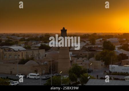 Splendido tramonto sull'Itchan Kala dell'antico centro storico di Khiva, Uzbekistan Foto Stock