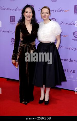 Annalena Baerbock und Karoline Herfurth bei der Film Premiere von ‚„Wunderschoener“ AM 4.02.2025 a Berlino Foto Stock