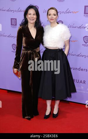 Annalena Baerbock und Karoline Herfurth bei der Film Premiere von ‚„Wunderschoener“ AM 4.02.2025 a Berlino Foto Stock