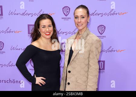 Sarah Tkotsch und Sina Tkotsch bei der Film Premiere von ‚„Wunderschoener“ AM 4.02.2025 a Berlino Foto Stock
