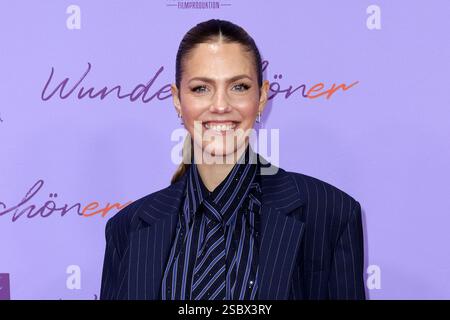 Viviane Geppert bei der Film Premiere von ‚„Wunderschoener“ AM 4.02.2025 a Berlino Foto Stock