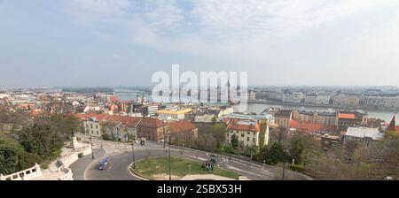 Uno splendido panorama panoramico di Budapest, che mostra l'iconico Parlamento ungherese e lo skyline del Danubio. Foto Stock