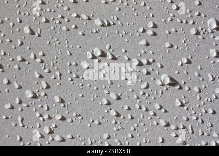 Parete bianca spolverata di gocce d'acqua Foto Stock