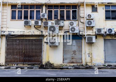 Aria condizionata su un muro esterno, Miri, Malesia Foto Stock