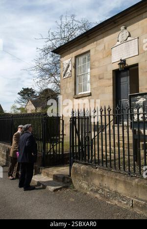 Moot Hall Chapel Lane Wirksworth è un edificio classificato di grado II. Il luogo d'incontro della Great Barmote Court un corpo che è stato istituito per regolare l'industria mineraria locale del Peak District. Membri della giuria in arrivo. Derbyshire, Inghilterra anni '2015 2010 Regno Unito HOMER SYKES Foto Stock