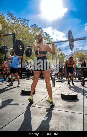 Siviglia, Spagna, 9 novembre 2024, gli atleti si impegnano in intense esercitazioni di pull-up durante una gara Crossfit tenutasi a Siviglia, Spagna, dimostrando forza Foto Stock