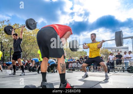 Siviglia, Spagna, 9 novembre 2024, gli atleti si impegnano in intense esercitazioni di pull-up durante una gara Crossfit tenutasi a Siviglia, Spagna, dimostrando forza Foto Stock