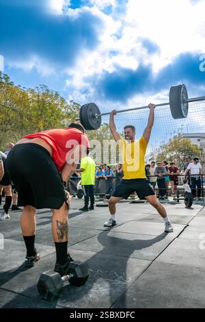 Siviglia, Spagna, 9 novembre 2024, gli atleti si impegnano in intense esercitazioni di pull-up durante una gara Crossfit tenutasi a Siviglia, Spagna, dimostrando forza Foto Stock