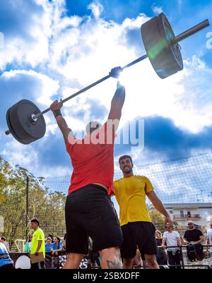 Siviglia, Spagna, 9 novembre 2024, gli atleti si impegnano in intense esercitazioni di pull-up durante una gara Crossfit tenutasi a Siviglia, Spagna, dimostrando forza Foto Stock