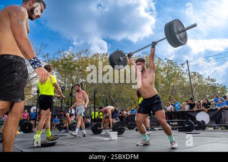 Siviglia, Spagna, 9 novembre 2024, gli atleti si impegnano in intense esercitazioni di pull-up durante una gara Crossfit tenutasi a Siviglia, Spagna, dimostrando forza Foto Stock