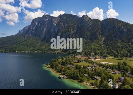 Immagine drone, Weissenbach am Attersee con Hoellengebirge, Salzkammergut, alta Austria, Austria, Europa Foto Stock