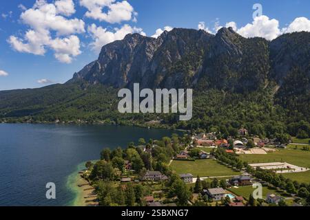 Immagine drone, Weissenbach am Attersee con Hoellengebirge, Salzkammergut, alta Austria, Austria, Europa Foto Stock