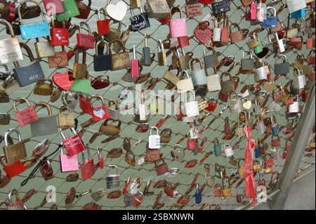 L'amore si chiude sul ponte Makartsteg con l'acqua come sfondo Foto Stock