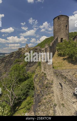 Il castello di Strekov (tedesco: Schreckenstein) è arroccato sulla cima di una scogliera sopra il fiume Elba, vicino alla città di Usti nad Labem nella Repubblica Ceca Foto Stock