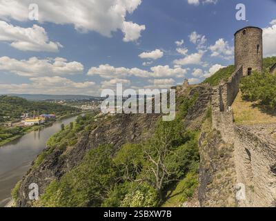 Il castello di Strekov (tedesco: Schreckenstein) è arroccato sulla cima di una scogliera sopra il fiume Elba, vicino alla città di Usti nad Labem nella Repubblica Ceca Foto Stock