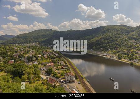 Il castello di Strekov (tedesco: Schreckenstein) è arroccato sulla cima di una scogliera sopra il fiume Elba, vicino alla città di Usti nad Labem nella Repubblica Ceca Foto Stock