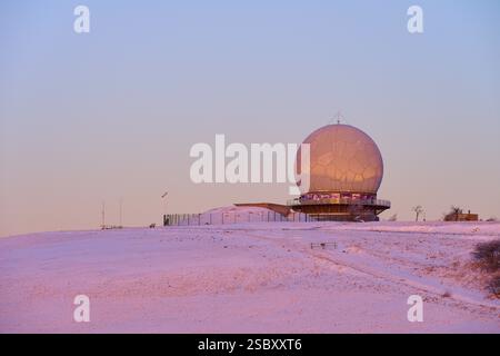 Un radome di stazione radar su una collina innevata al tramonto con cielo rosa, inverno, Wasserkuppe, Gersfeld, Rhoen, Assia, Germania, Europa Foto Stock