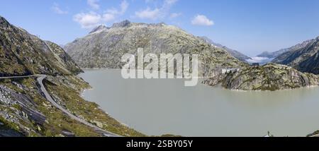 Grimselsee o Lago Grimsel con lo storico Hotel Grimsel Hospiz vicino al passo Grimsel nel Canton Berna, Svizzera, Europa Foto Stock