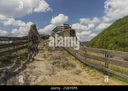 Il castello di Strekov (tedesco: Schreckenstein) è arroccato sulla cima di una scogliera sopra il fiume Elba, vicino alla città di Usti nad Labem nella Repubblica Ceca Foto Stock