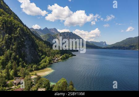 Immagine drone, Weissenbach am Attersee con Schafberg, Salzkammergut, alta Austria, Austria, Europa Foto Stock