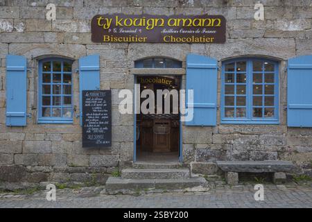 Negozio di dolci nel villaggio di Locronan, dipartimento Finistere della Bretagna nel nord-ovest della Francia Foto Stock