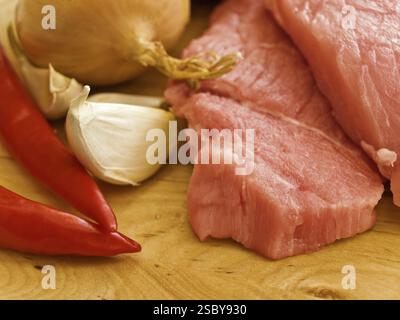 Pezzetti di carne con spezie su pannelli duri Foto Stock