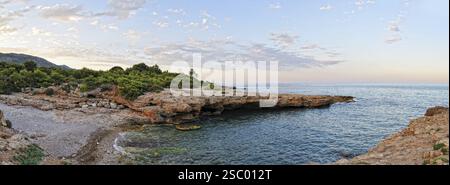 Bellissimo paesaggio con costa del mare. Cielo al tramonto. Spagna. Vista panoramica Foto Stock