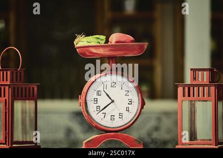 Orologio vecchio stilizzato come una scala retrò con verdure su di loro Foto Stock