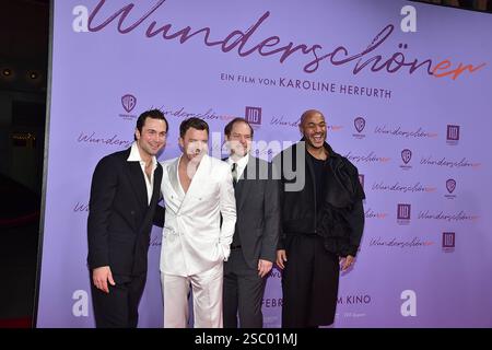 Weltpremiere von WUNDERSCHÖNER Samuel Schneider, Friedrich Mücke, Godehard Giese, Malick Bauer Ankunft zur WELT,IERE VON WUNDERSCHÖNER, ein Film von Karoline Herfurthn Berlin, AM 04.02.2025 Photopress Mueller Foto Stock