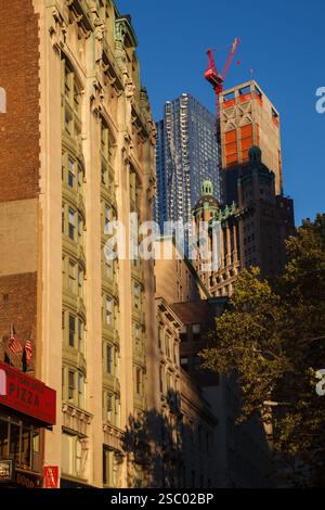 Uno storico grattacielo in mattoni al tramonto nel centro di Manhattan, New York City Foto Stock