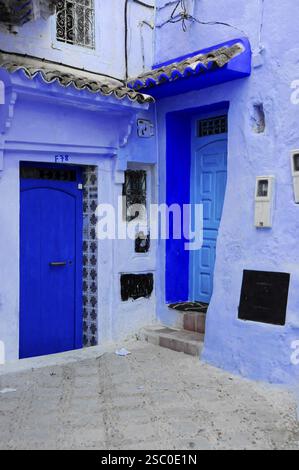 Chefchaouen, Rif Mountains, Marocco, dettaglio di una strada con porte blu distintive e caratteristiche architettoniche tradizionali, Chefchaouen, Marocco, Afric Foto Stock