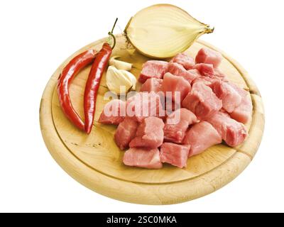 Pezzi di carne con pepe, aglio e cipolla su un pannello rigido Foto Stock