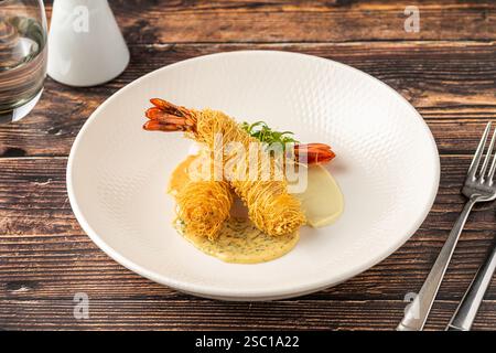 Gamberi fritti di tigre avvolti in kataifi. gamberetti jumbo avvolti in kadayif Foto Stock