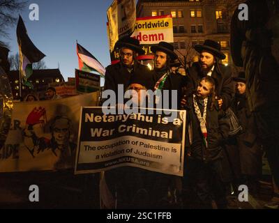 Washington, District of Columbia, USA. 4 febbraio 2025. I membri del gruppo ebraico ultra-religioso anti-sionista Neturei Karta protestano contro l'esistenza dello stato di Israele mentre il primo ministro israeliano Benjamin Netanyahu incontra il presidente Donald Trump. (Credit Image: © sue Dorfman/ZUMA Press Wire) SOLO PER USO EDITORIALE! Non per USO commerciale! Foto Stock