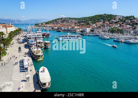 Traù, Croazia - 21 settembre 2024: Splendida vista sul porto turistico di Traù con piccoli e grandi yacht a motore ormeggiati nell'acqua turchese dell'Adriatico Foto Stock