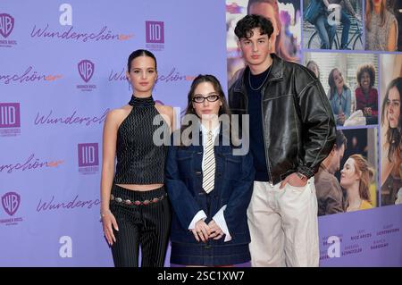 Emilia Packard, Dilara Aylin Ziem e Levy Rico Arcos bei der Premiere des Kinofilms Wunderschöner im Zoo Palast. Berlino, 04.02.2025 *** Emilia Packard, Dilara Aylin Ziem e Levy Rico Arcos alla prima del film Wunderschöner allo Zoo Palast Berlin, 04 02 2025 foto:XM.xBehrensx/xFuturexImagex wunderschoener 5209 Foto Stock