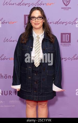 Dilara Aylin Ziem bei der Weltpremiere des Kinofilms Wunderschöner im Zoo Palast. Berlino, 04.02.2025 *** Dilara Aylin Ziem alla prima mondiale del film Wunderschöner allo Zoo Palast Berlin, 04 02 2025 foto:XJ.xKnowlesx/xFuturexImagex wunderschoener 5282 Foto Stock