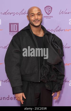 Malick Bauer bei der Weltpremiere des Kinofilms Wunderschöner im Zoo Palast. Berlino, 04.02.2025 *** Malick Bauer alla prima mondiale del film Wunderschöner allo Zoo Palast Berlin, 04 02 2025 foto:XJ.xKnowlesx/xFuturexImagex wunderschoener 5300 Foto Stock